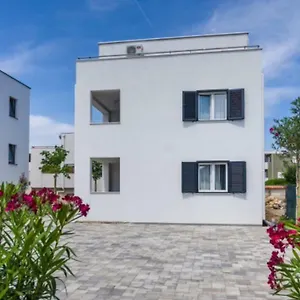 apartmani-paradise.hotelinzadar.com/